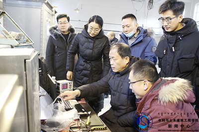 我院與內蒙古自治區(qū)水利水電勘測設計院合作開展&ldquo;泄水建筑物事故閘門不同底緣型式的水動力特性研究&rdquo;水工模型試驗課題研究